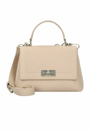 Sac à main en cuir beige avec poignée supérieure, rabat avant, fermoir rectangulaire argenté et bandoulière amovible enroulée à côté.