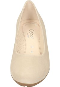 Beige suède wedge schoen met een ronde neus, een glad bovenwerk en een gebrandmerkte binnenzool met perforaties voor ademend vermogen.