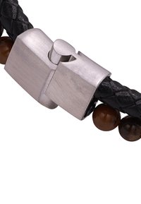 Bracciale in pelle intrecciata nera con perline rotonde marroni, dotato di una chiusura metallica con finitura argentata spazzolata e bordi arrotondati.
