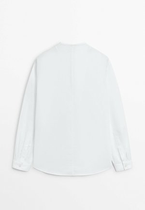 Camicia bianca a maniche lunghe con bottoni, vista da dietro, con orlo dritto e polsini con bottoni, su sfondo bianco uniforme.