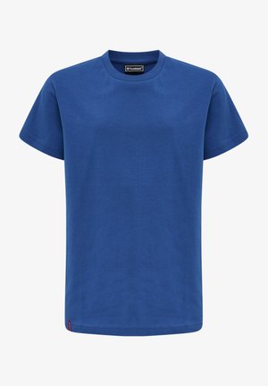 Baumwoll-T-Shirt in einheitlichem Blau mit Rundhalsausschnitt, kurzen Ärmeln und geradem Saum. Besitzt ein kleines rotes Markenlabel in der unteren linken Ecke.