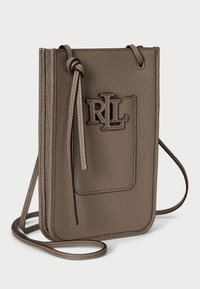 Hnedá kožená crossbody taška s textúrovaným povrchom, detailom loga R.L., nastaviteľným popruhom a malou prednou kapsou. Obdĺžnikový tvar.