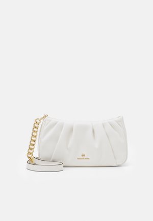 Sac à main en cuir blanc Michael Kors avec bandoulière en chaîne dorée et détails plissés froncés sur un fond uni.