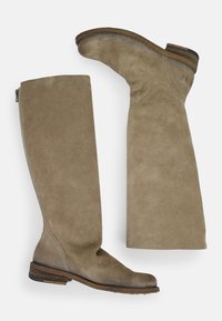 Bottes en suède hauteur genou en taupe avec une texture légèrement usée. Détails surpiqués et talon en bois empilé. Fermeture éclair latérale pour un enfilage facile.