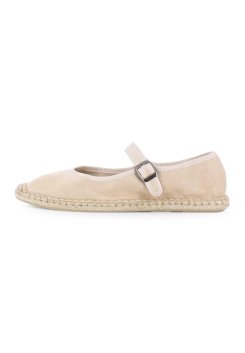 Zapato plano de ante beige con punta redonda, correa elástica y hebilla plateada. Cuenta con suela trenzada de yute y textura suave.