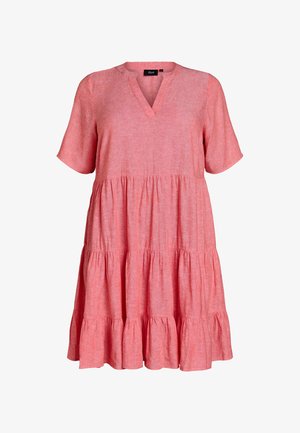 Krátke rukávy, koralovo ružové šaty s vrstvenou sukňou, s výstrihom do V a voľným, priedušným strihom z textúrovaného materiálu.