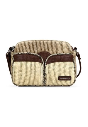 Bolso cruzado con textura beige tejida, dos bolsillos delanteros con ribete de cuero marrón, correa ajustable y etiqueta "BOSANOVA" en el bolsillo.