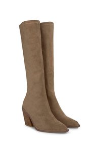 Stivali alti fino al ginocchio in suede taupe, con punta affusolata e tacco a blocco. Texture liscia con dettagli di cucitura minimi.