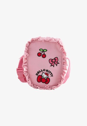 Petit sac Hello Kitty rose avec bords froncés, patchs cerise et nœud, et bandoulière réglable.