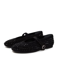 Ballerine nere con esterno in suede, decorate con borchie nere lucide, e una sottile cinghia con una fibbia d'argento.
