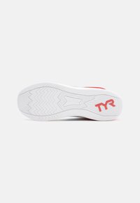Witte sportieve schoenzool met zigzagprofiel, met rode accenten en het rode "TYR" logo. Gestructureerd oppervlak voor grip.