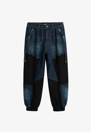 Blugi din denim albastru închis și pantaloni jogger negri cu buzunare cu fermoar și manșete elastice.