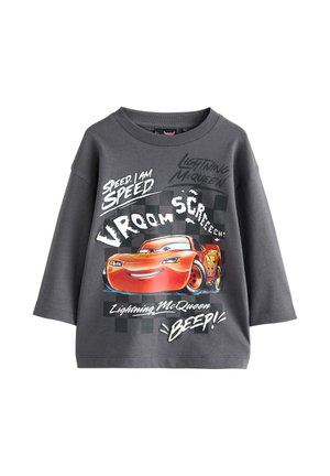 Ciemnoszara koszulka z długim rękawem z grafiką samochodu Lightning McQueen i podpisami mówiącymi speed, vroom, screech oraz beep.