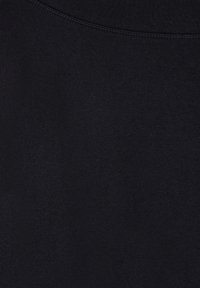 Felpa nera realizzata in un morbido tessuto in cotone misto, con un collo rotondo e dettagli di cucitura sottili. Nessun motivo o accento visibile.