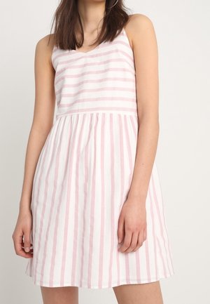 Robe rayée avec des bretelles fines, présentant des rayures verticales rose pâle et blanches, un corsage ajusté et une jupe évasée.