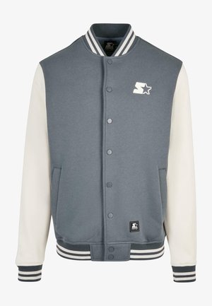 Veste universitaire grise et blanche avec col, poignets et ourlet à rayures, boutons-pression et logo étoile sur la poitrine et près de l'ourlet.