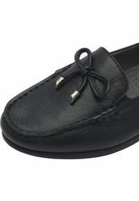 Schwarzer Leder-Moccasinschuh mit runder Zehenform, dekorativem Schleifen-Design und metallischen Akzenten. Verfügt über eine strukturierte Oberfläche und gestepptes Detail entlang des Randes.