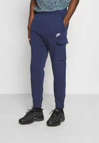 Nike Sportswear SPORTSWEAR CLUB FLEECE - Calças de fato de treino - midnight navy/white
