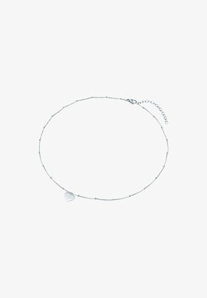 Zilverkleurige halsketting met een delicate ketting, voorzien van kleine kralen en een hartvormige hanger. Verstelbare sluiting voor maatvariatie.