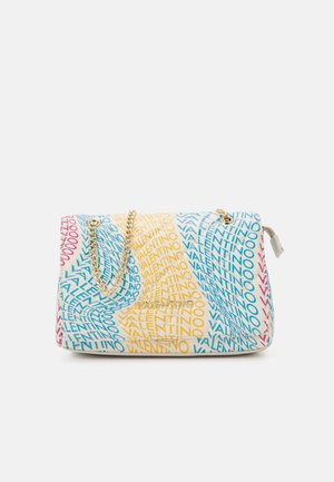 Kleine Valentino schoudertas met meerkleurige logoprint, gouden kettingriem en klepsluiting op een witte achtergrond.