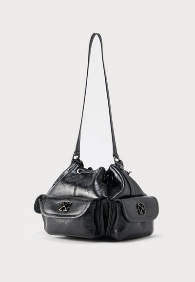 Μαύρη δερμάτινη τσάντα τύπου bucket με κορδόνι στο πάνω μέρος, δύο μπροστινές τσέπες με καπάκια και μακρύ ιμάντα ώμου.