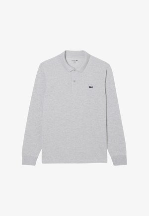 Vaaleanharmaa pitkähihaisesta puuvillapolopaidasta, jossa on kaulus, kolme nappia ja pieni tummansininen brändilogo rinnassa.