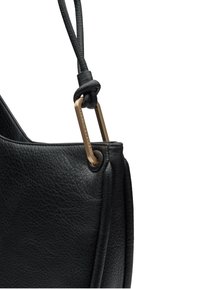 Czarna skórzana torebka z fakturowanym wykończeniem, eleganckim wzornictwem i detalem z metalowych elementów w kolorze złotym łączącym pasek z torbą.