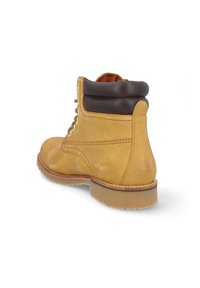 Botín de cuero marrón y amarillo con cordones, cuello acolchado, acabado texturizado y suela de goma; presenta detalles de costura en contraste.