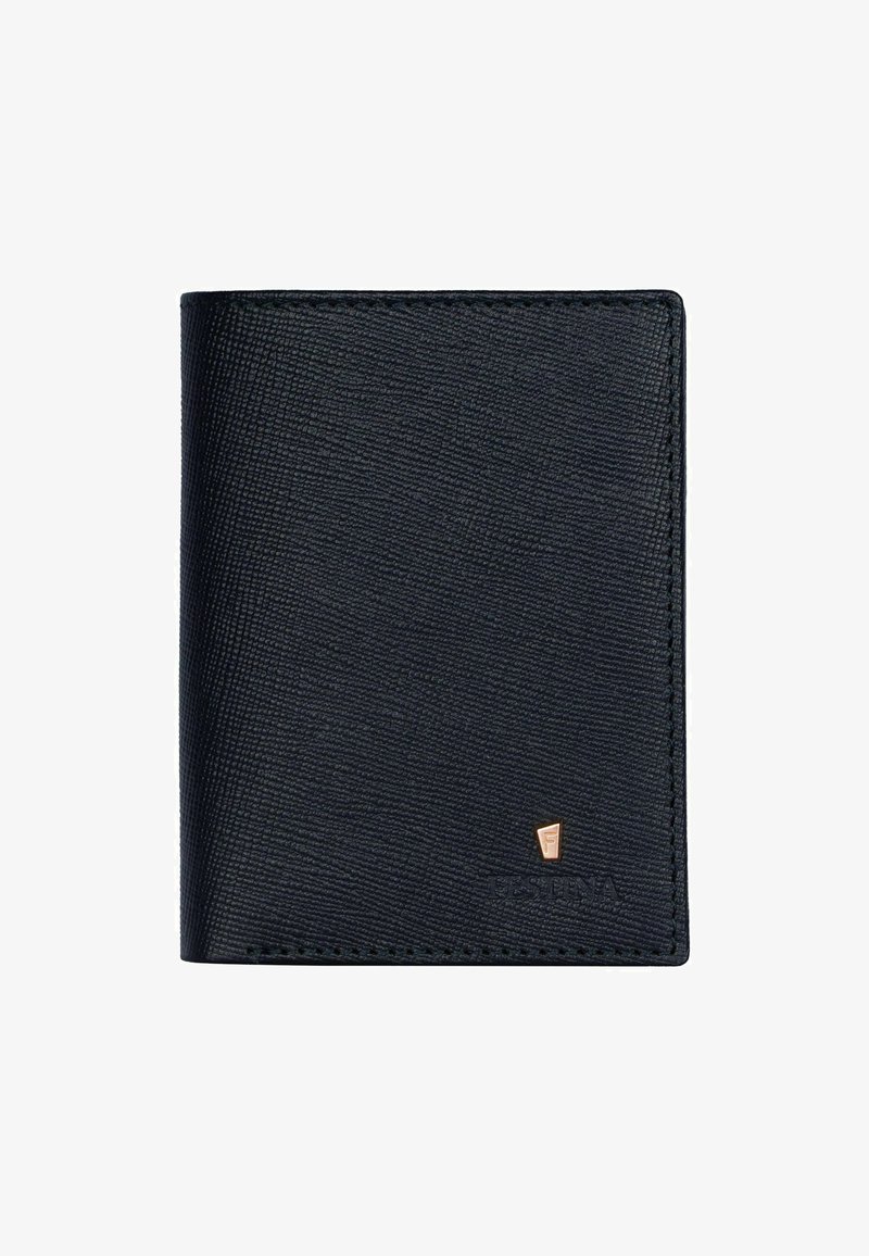 Zwarte leren portefeuille met een gestructureerd oppervlak, rechthoekige vorm, subtiele stiksels en een klein gouden logo-accent in de linkerbenedenhoek.