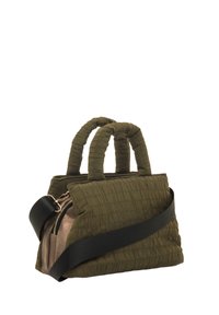 Bolso de tejido verde oliva, texturizado, con dos asas cortas y una correa larga negra, que cuenta con un zipper dorado y un interior suave.