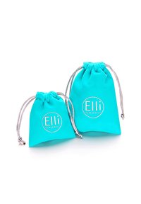 Sacchetti per gioielli in tessuto turchese, uno grande e uno piccolo, con cordoncino argentato e logo circolare brandizzato sul davanti.