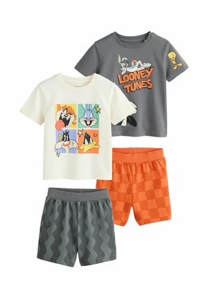 Dwie krótkie koszulki dziecięce z postaciami z Looney Tunes, połączone z pomarańczowymi kratkowymi i szarymi falistymi szortami.