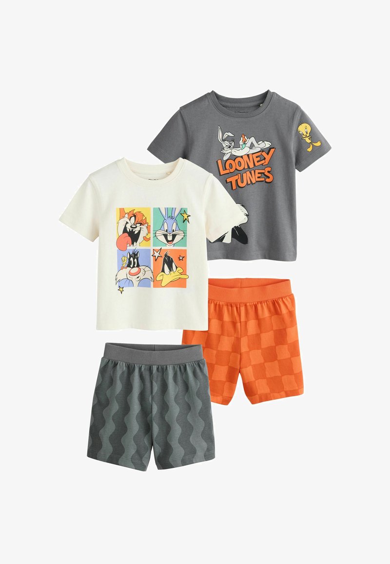 Deux t-shirts à manches courtes pour enfants avec des personnages des Looney Tunes, assortis à des shorts orange à carreaux et gris à motifs ondulés.