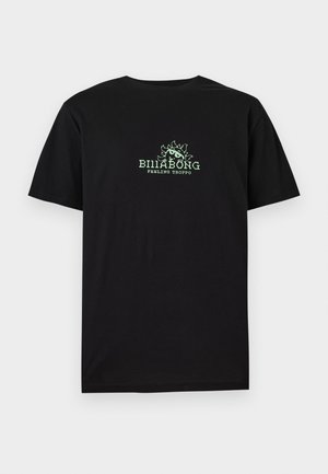 Czarny T-shirt z krótkim rękawem z zielonym napisem "BILLABONG FEELING TROPPO" oraz grafiką słońca umieszczoną na środku klatki piersiowej.