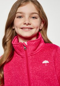 Fleeceová bunda na zips v jasne ružovej farbe s vysokým golierom. Obsahuje biele logo dáždnika na ľavej hrudi a textúrovaný materiál.
