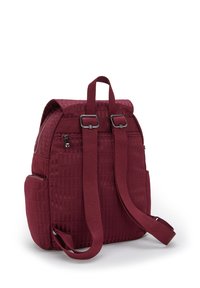 Zaino bordeaux con un esterno testurizzato, due spallacci regolabili, maniglia superiore e una tasca con zip sul lato.