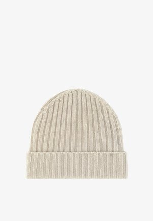 Knit beanie in light beige. Features vertical ribbed texture and a folded cuff. Soft material suitable for cold weather.