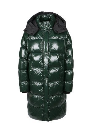 Il cappotto imbottito verde lucido presenta un design trapuntato, colletto alto, cappuccio nero rimovibile e chiusura frontale con bottoni, oltre a tasche laterali.