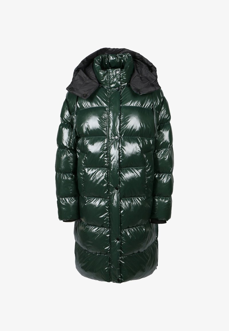 Il cappotto imbottito verde lucido presenta un design trapuntato, colletto alto, cappuccio nero rimovibile e chiusura frontale con bottoni, oltre a tasche laterali.