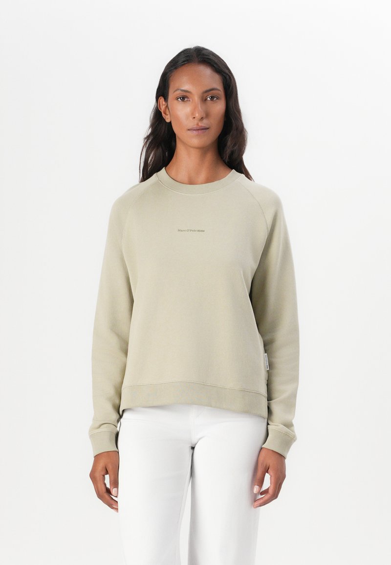 Lichtgroene sweatshirt met een ronde halslijn en raglan-mouwen. Heeft een subtiele logo-opdruk op de borst en ribgebreide boorden en manchetten.