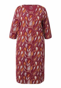 Abito maxi realizzato in tessuto leggero, con una base color bordeaux e intricate fantasie paisley bianche e arancioni, e maniche a tre quarti.