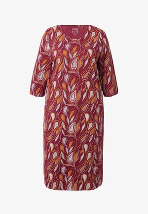 Maxi jurk gemaakt van lichtgewicht stof, met een dieprode basis en ingewikkelde witte en oranje paisleypatronen, en driekwart mouwen.