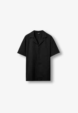 Zwart overhemd met korte mouwen, knoopsluiting, kampkraag en borstzak, afgebeeld op een effen witte achtergrond.