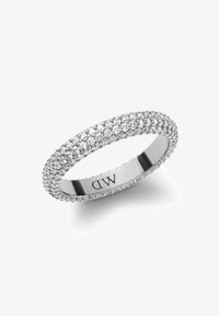 Anillo de diamantes pavé en plata de ley, que presenta una banda lisa con una fila de pequeños diamantes brillantes que rodean toda la superficie.