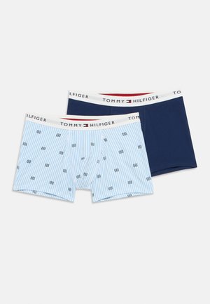 Zwei Paar Herrenboxershorts: eines hellblau mit dünnen Streifen und Logomustern, eines einfarbig marineblau, beide mit weißem, gebrandetem Bund.