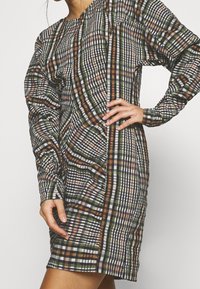 JUST FEMALE Pouzdrové šaty - brown