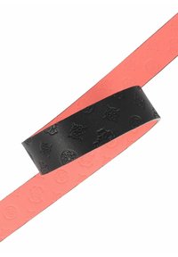 Due cinturini, uno nero con motivo in rilievo e uno corallo, realizzati in pelle liscia, sovrapposti in diagonale.