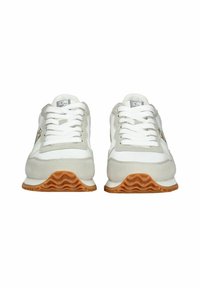 Baskets blanches avec des accents en daim gris, design à lacets, semelle texturée avec un motif ondulé et un détail de logo sur la languette.