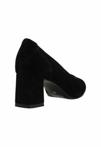 Chaussure à talon haut en daim noir avec un talon bloc épais, bout rond et texture lisse. Design simple sans accents ni quincaillerie visibles.