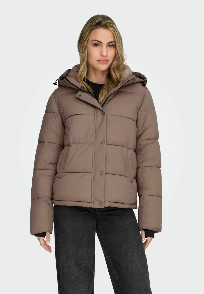 Veste en duvet de couleur taupe douce, dotée d'une capuche, d'une fermeture à boutons, d'un design matelassé et de poches latérales avec une texture extérieure lisse.